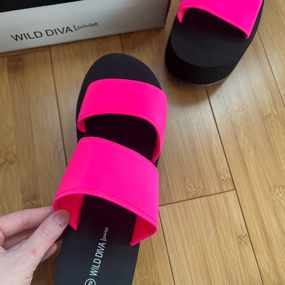 AKIRA Wild Diva Lounge Platform Sandals - Picture 2 of 5